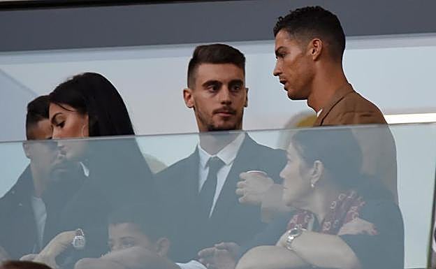 Cristiano Ronaldo (d) y su novia Georgina Rodríguez. 