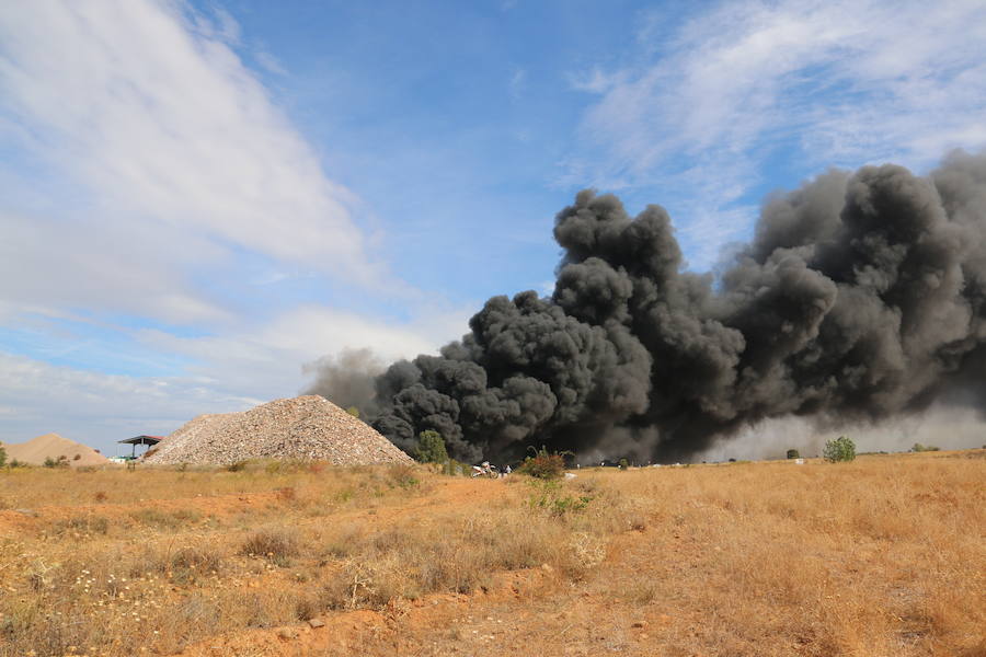 Fotos: Un incendio asola la planta de reciclaje industrial de León Verde