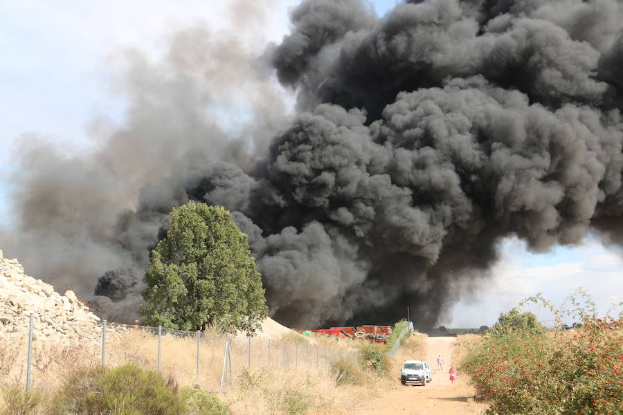 Fotos: Un incendio asola la planta de reciclaje industrial de León Verde