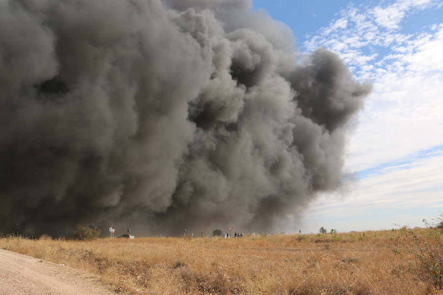 Fotos: Un incendio asola la planta de reciclaje industrial de León Verde