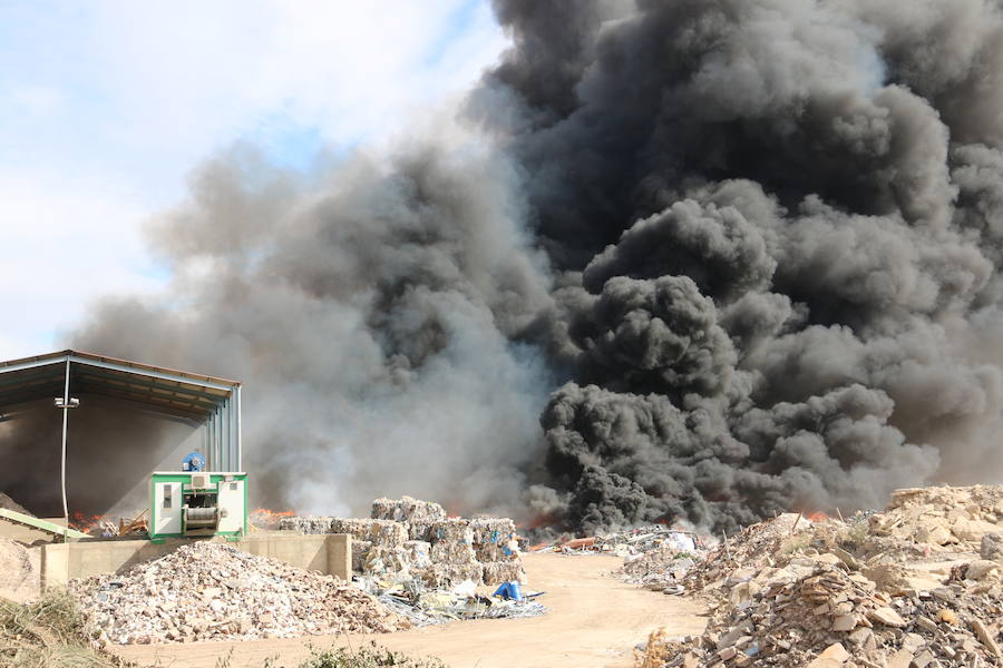 Fotos: Un incendio asola la planta de reciclaje industrial de León Verde