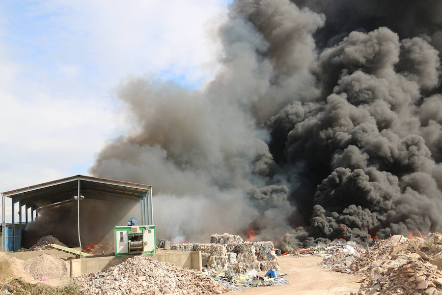 Fotos: Un incendio asola la planta de reciclaje industrial de León Verde