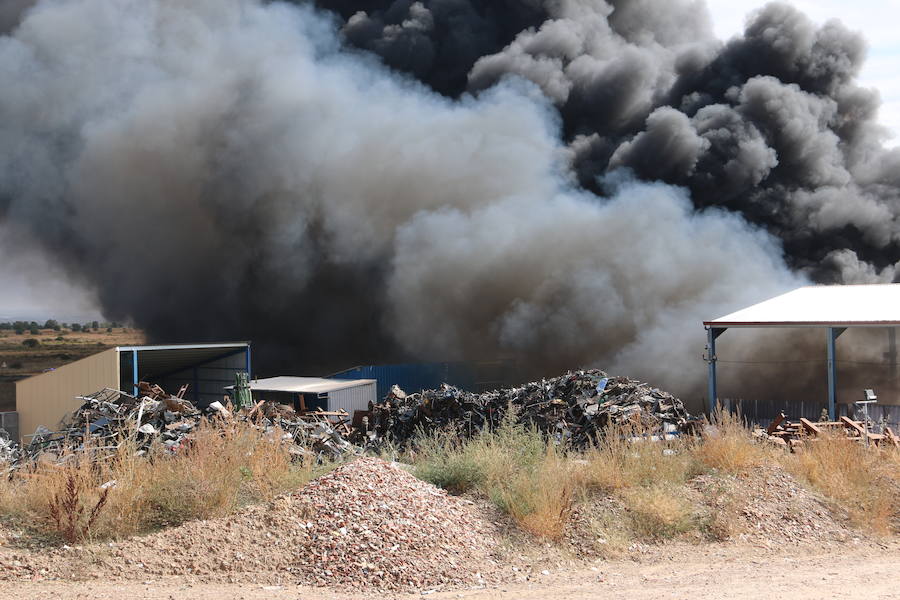 Fotos: Un incendio asola la planta de reciclaje industrial de León Verde