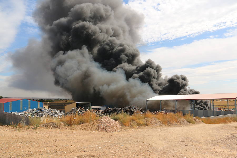 Fotos: Un incendio asola la planta de reciclaje industrial de León Verde