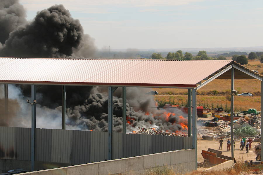 Fotos: Un incendio asola la planta de reciclaje industrial de León Verde