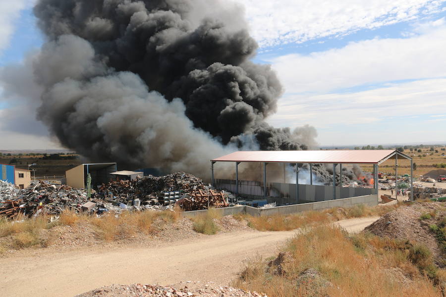 Fotos: Un incendio asola la planta de reciclaje industrial de León Verde