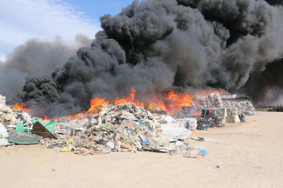 Fotos: Un incendio asola la planta de reciclaje industrial de León Verde