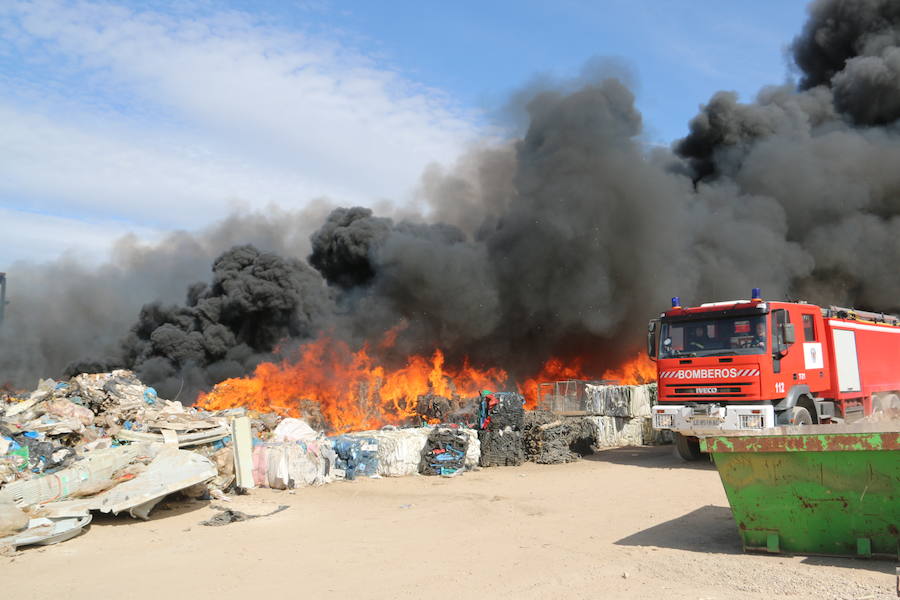 Fotos: Un incendio asola la planta de reciclaje industrial de León Verde