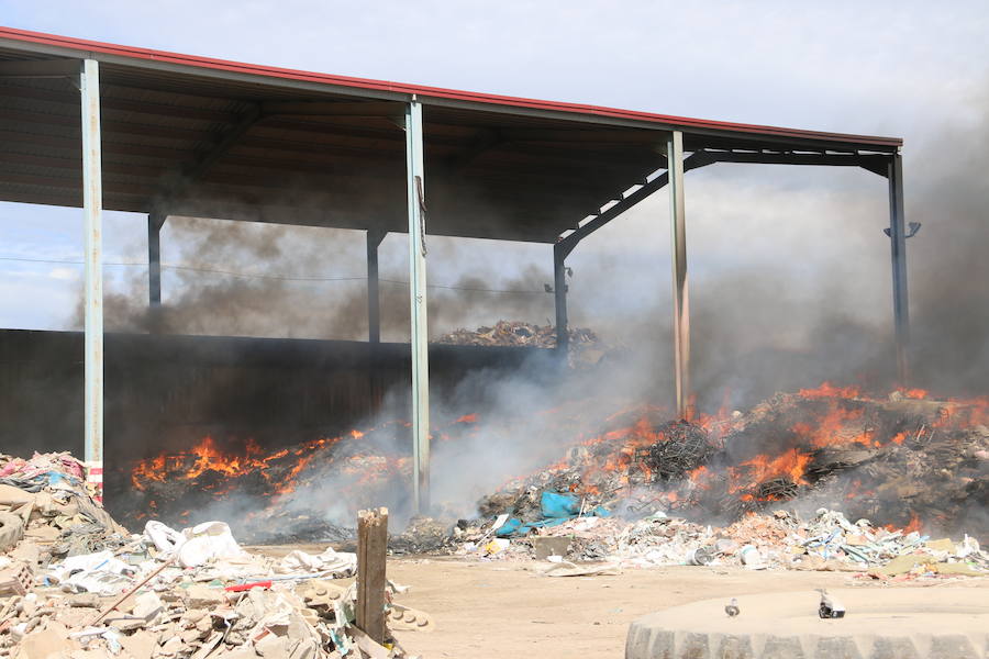 Fotos: Un incendio asola la planta de reciclaje industrial de León Verde