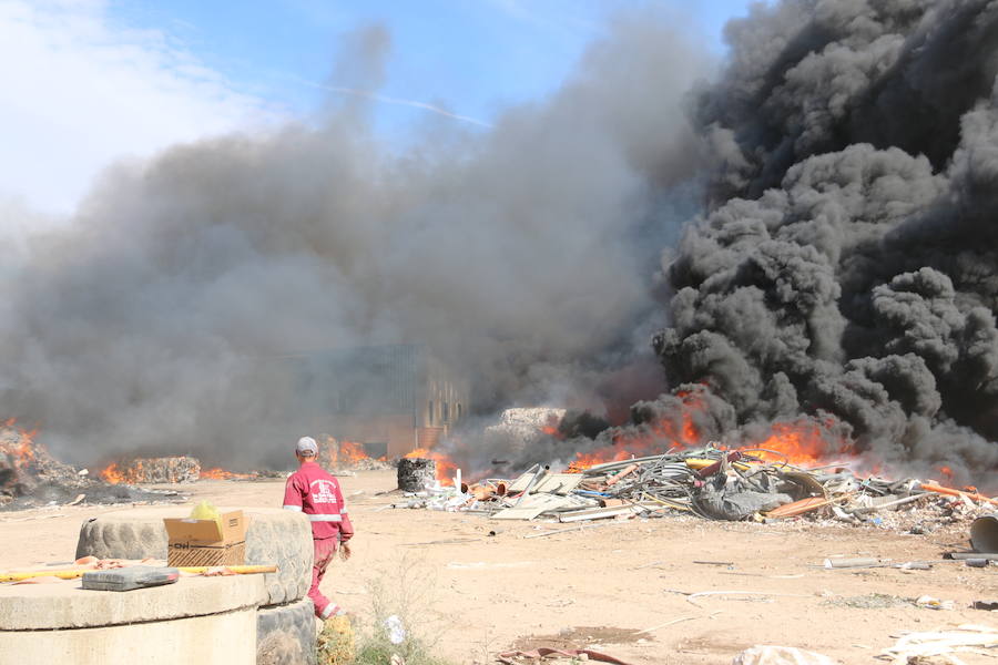 Fotos: Un incendio asola la planta de reciclaje industrial de León Verde