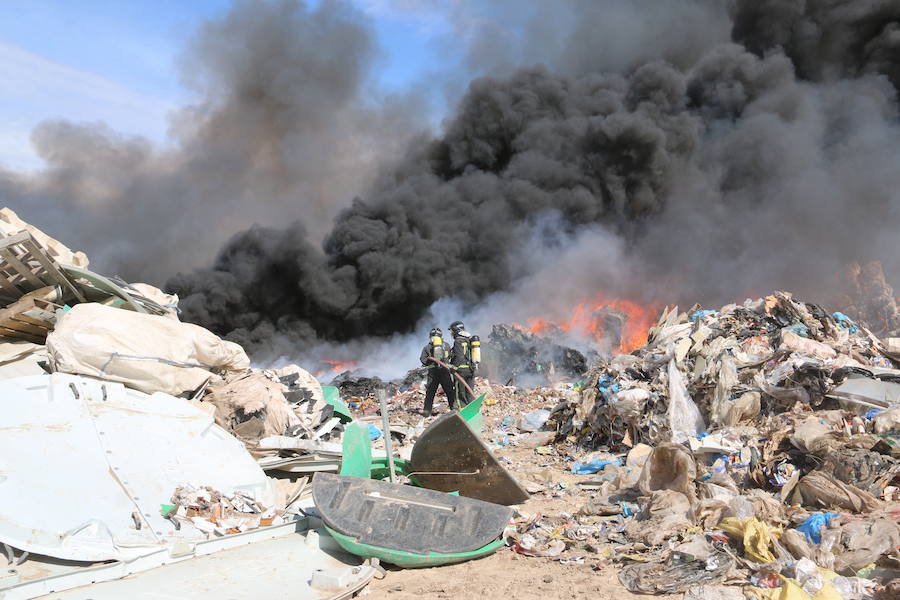 Fotos: Un incendio asola la planta de reciclaje industrial de León Verde