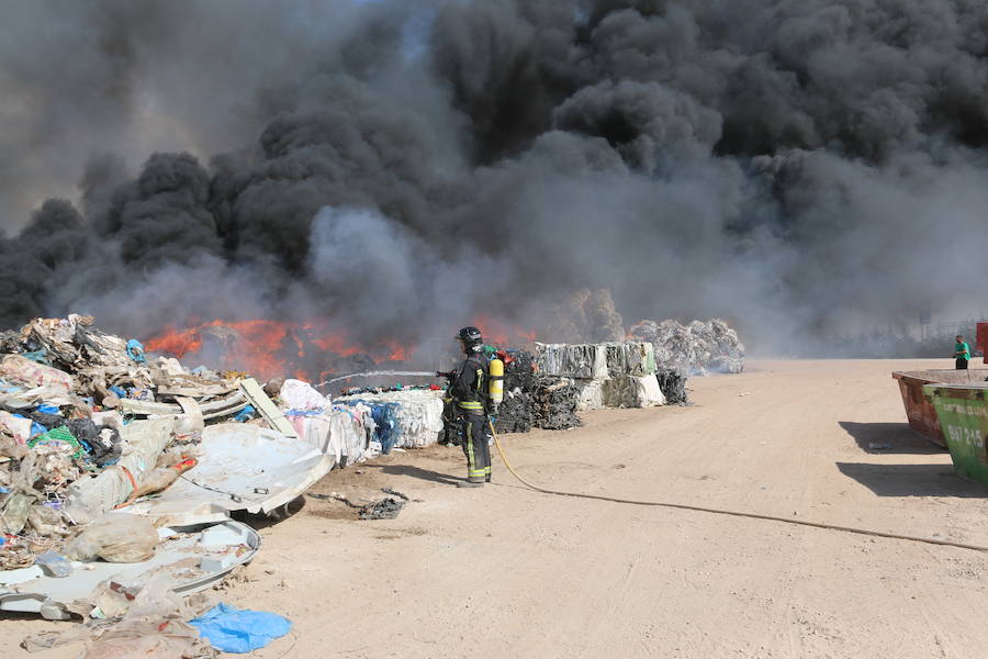 Fotos: Un incendio asola la planta de reciclaje industrial de León Verde