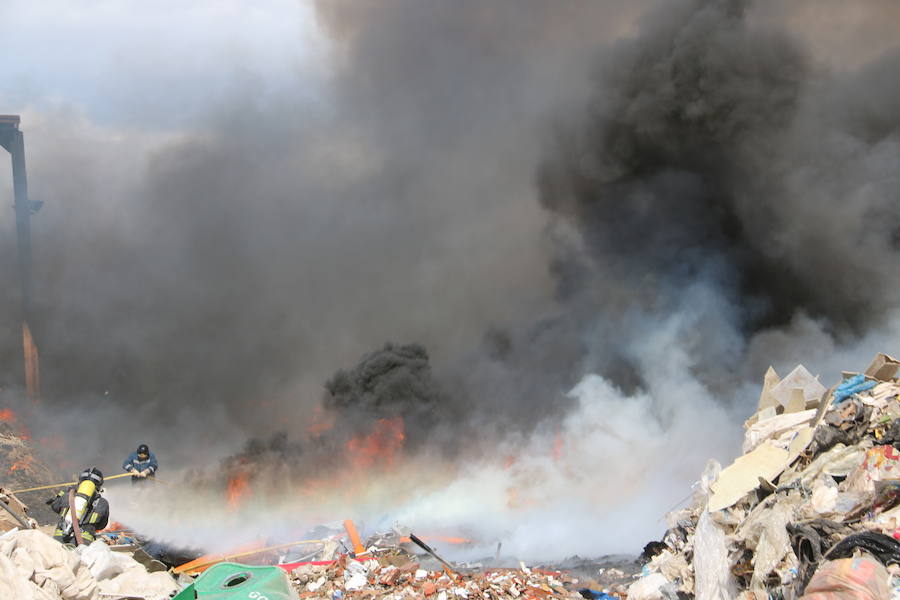 Fotos: Un incendio asola la planta de reciclaje industrial de León Verde