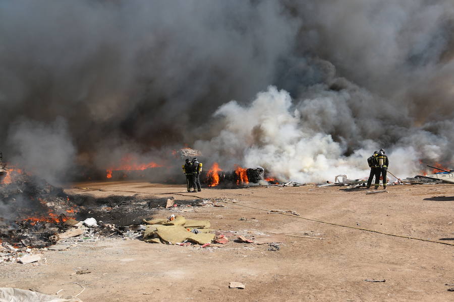 Fotos: Un incendio asola la planta de reciclaje industrial de León Verde