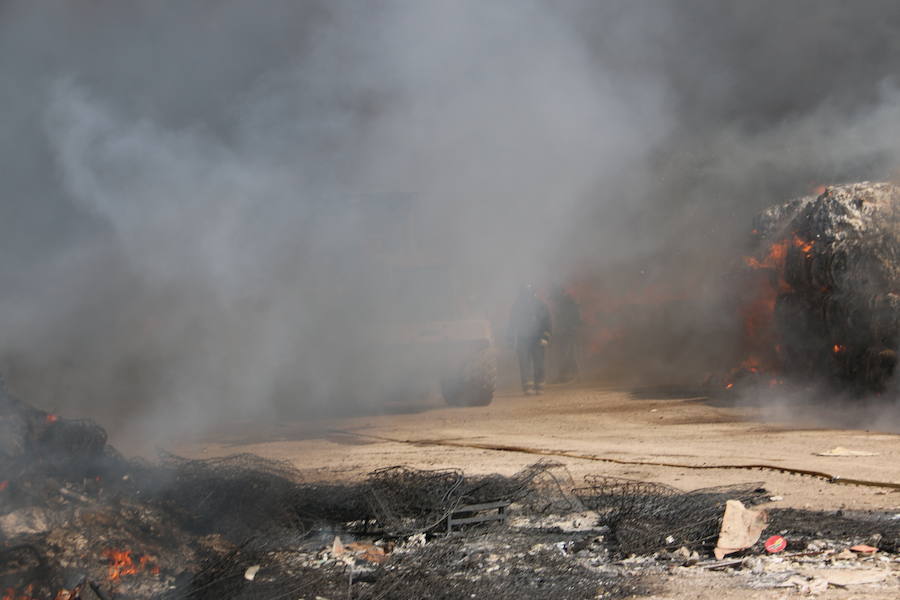 Fotos: Un incendio asola la planta de reciclaje industrial de León Verde