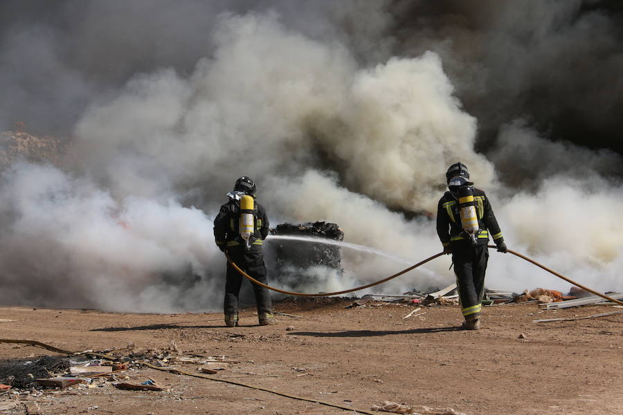Fotos: Un incendio asola la planta de reciclaje industrial de León Verde