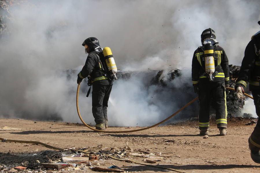 Fotos: Un incendio asola la planta de reciclaje industrial de León Verde