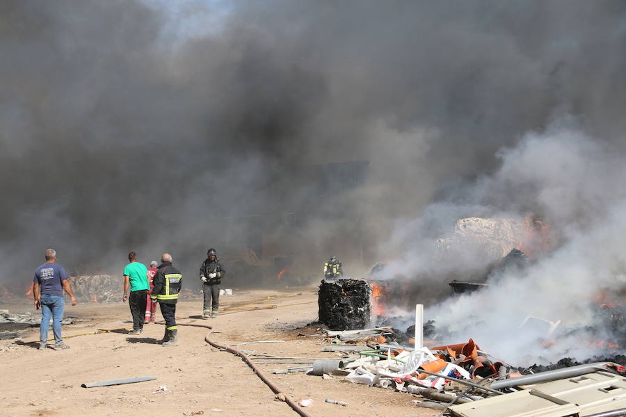 Fotos: Un incendio asola la planta de reciclaje industrial de León Verde