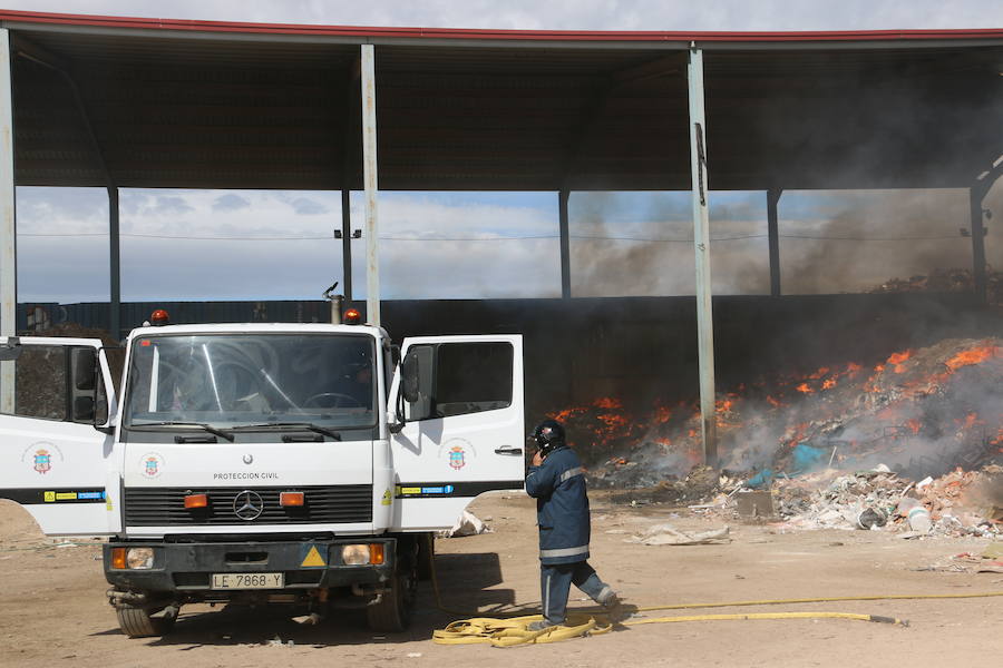Fotos: Un incendio asola la planta de reciclaje industrial de León Verde
