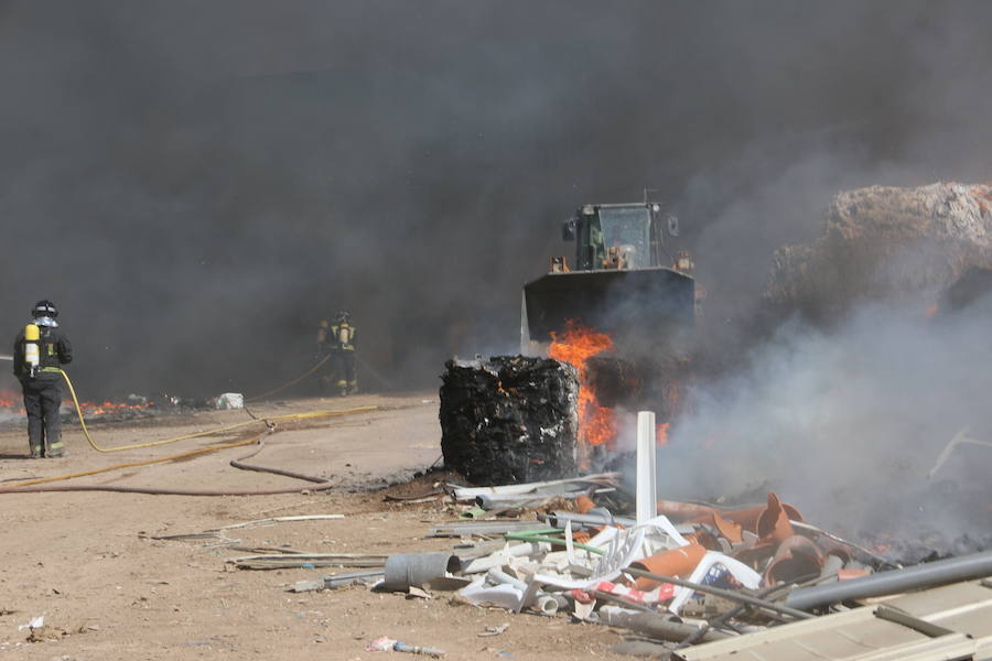 Fotos: Un incendio asola la planta de reciclaje industrial de León Verde