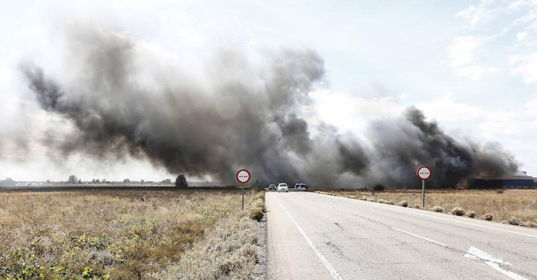 Fotos: Un incendio asola la planta de reciclaje industrial de León Verde
