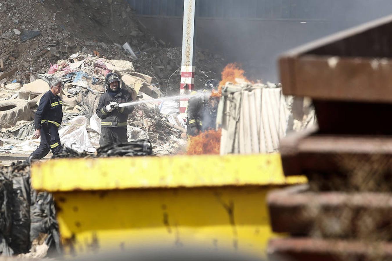 Fotos: Un incendio asola la planta de reciclaje industrial de León Verde