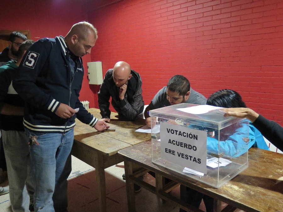 Fotos: Votación de la plantilla de Vestas a favor del acuerdo