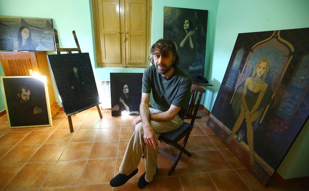 Alain Yebra, escritor y pintor afincado en el Bierzo, junto a varias de sus obras en su casa de Toral de los Vados.