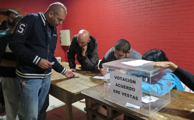 Imagen de la votación en la asamblea de este domingo.