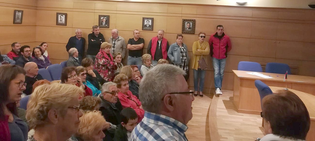 Un centenar de vecinos se citan el Ayuntamiento para debatir sobre la inseguridad en la zona | Una representación municipal con representantes de todos los partidos se reunirá con la subdelegada del Gobierno