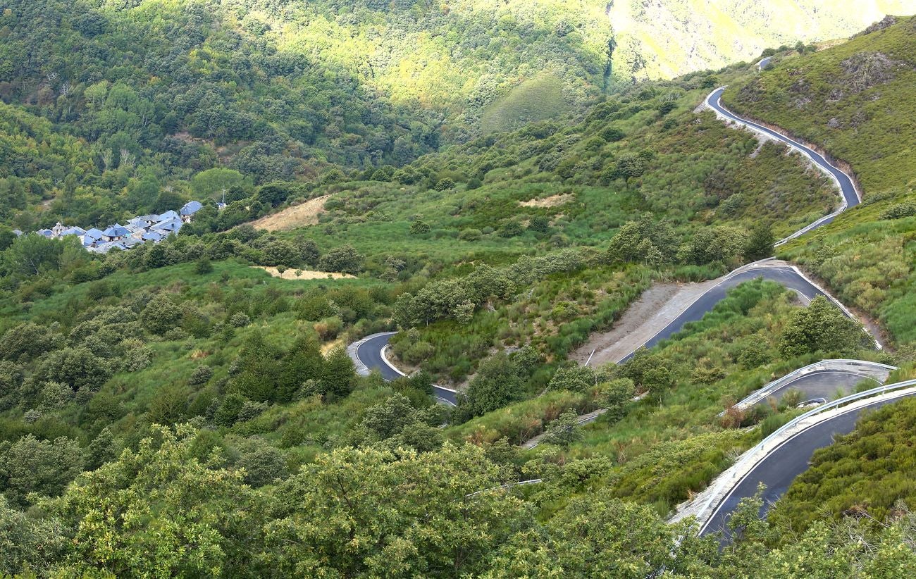 Visita a la carretera de acceso a Peñalba de Santiago desde el Mirador de la Cruz