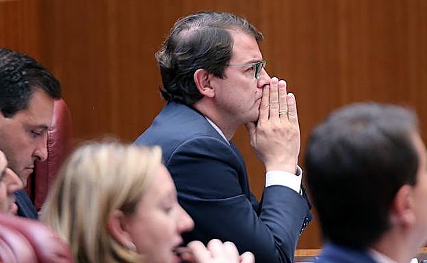 Fernández Mañueco, en el pleno de las Cortes.