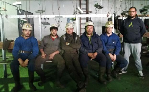 Los seis trabajadores de Radial 21, en los vestuarios del pozo Emilio. 