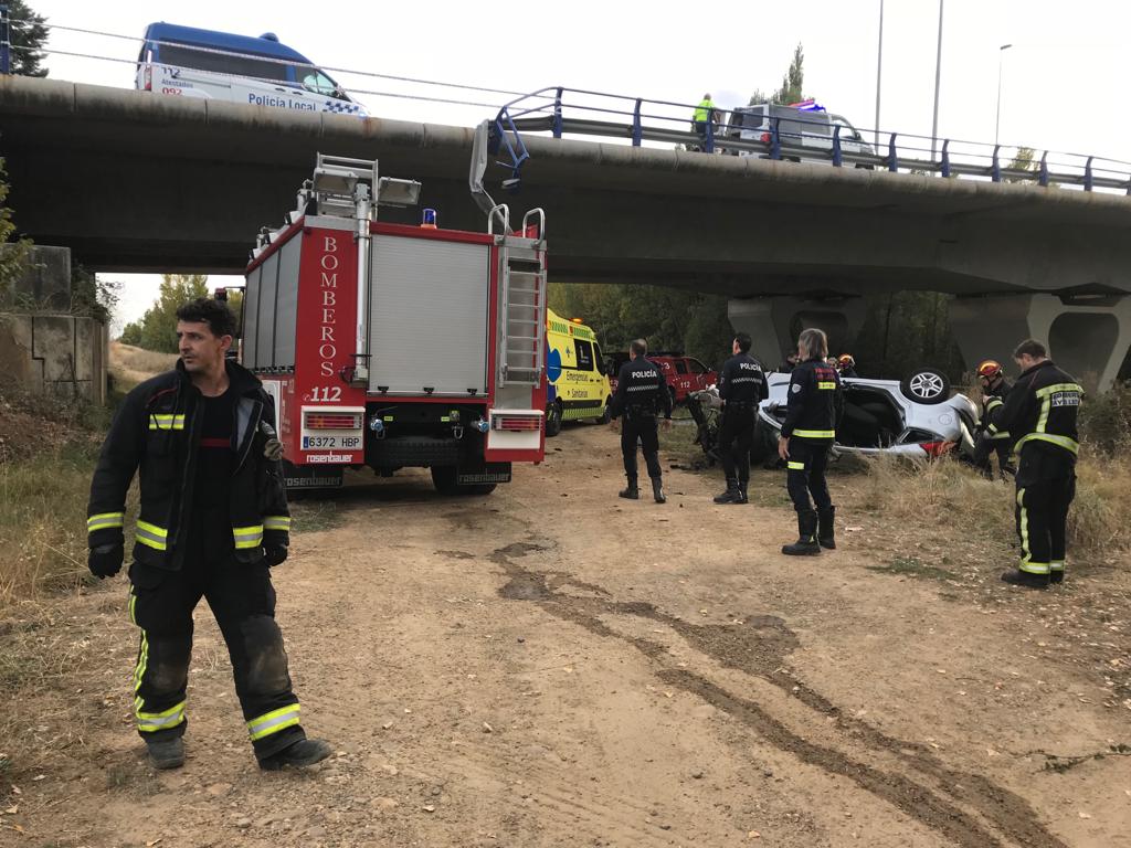 Un conductor pierde el control de su vehículo en la LE-30 y se precipita a la ribera del río Bernesga en León capital