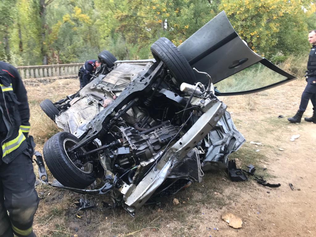 Un conductor pierde el control de su vehículo en la LE-30 y se precipita a la ribera del río Bernesga en León capital