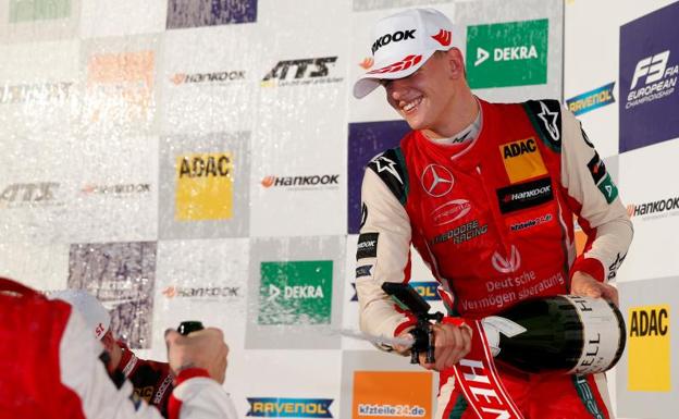 Mick Schumacher celebra su título de campeón de Europa de Fórmula 3.