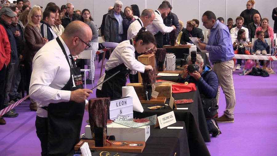 Ocho cortadores se baten en un duelo de cuchillos para demostrar ser el mejor cortado de cecina de España en el marco de la Feria de Productos de León