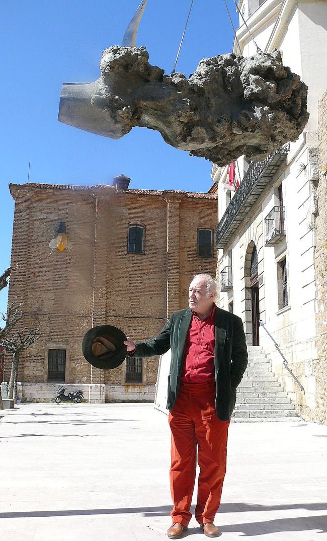 Eduardo Arroyo junto a su polémica obra. 