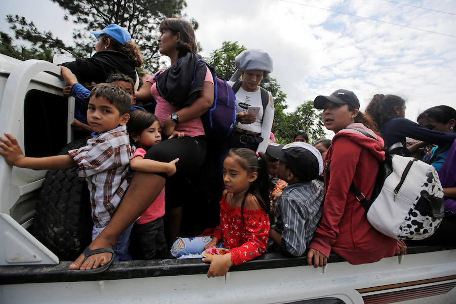 Familias completas iniciaron el sábado la marcha desde Honduras hacia Estados Unidos