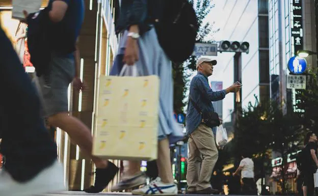 Peatones haciendo sus compras en Ginza, la zona comercial más cara de Tokio. 