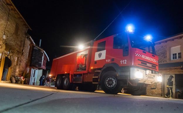 Uno de los vehículos de Bomberos León en el lugar del incendio.