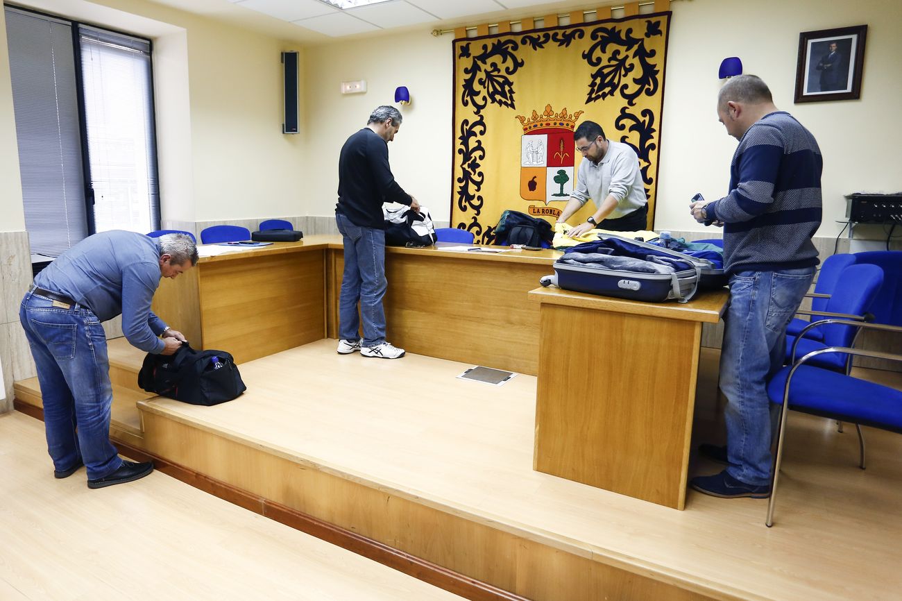 Cuatro miembros del comité de empresa de una de las unidades de producción de la Hullera Vasco Leonesa, se encierran en el Ayuntamiento de La Robla (León) (IaD) Roger Melcón, José Luis Villanueva, Honorino García y Luis Alberto Pérez