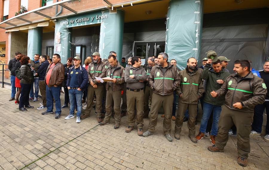 Fotos: Concentración ante la sede de la Junta de Castilla y León en Ponferrada