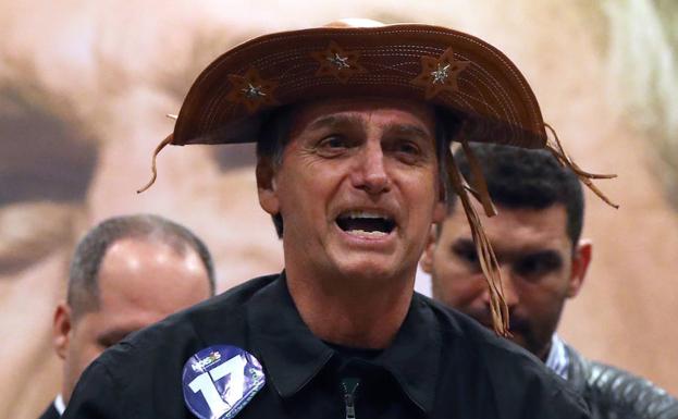 Bolsonaro, durante un mitín con el sombrero típico del norte de Brasil.