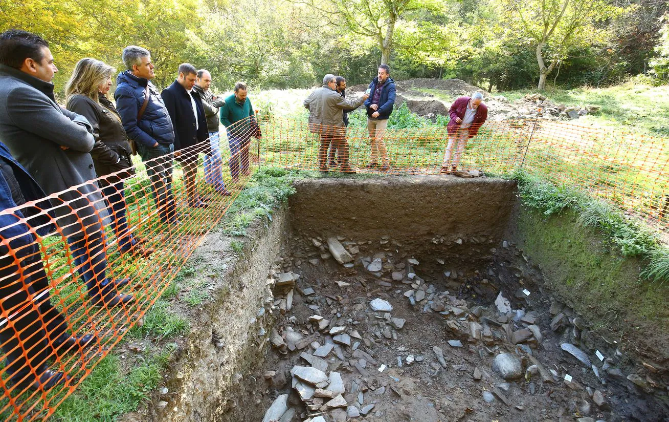 El director del proyecto de investigación 'Origenes de la Tebaida Berciana', Artemio Martínez, junto al arqueólogo Marcos Muñoz, durante la visita guiada a las excavaciones del proyecto 'Orígenes de la Tebaida' en Compludo 