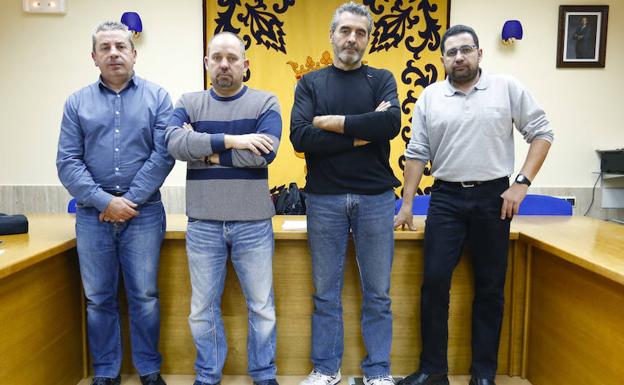 Los cuatro trabajadores encerrados en el Ayuntamiento de La Robla.