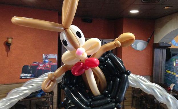Un conejo saliendo de una chistera, una de las creaciones que se pueden hacer con globos.