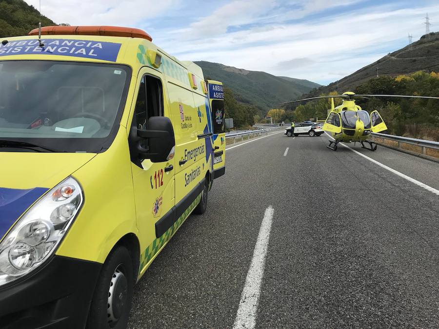 Fotos: Accidente de un camión en la autovía A6 en Trabadelo