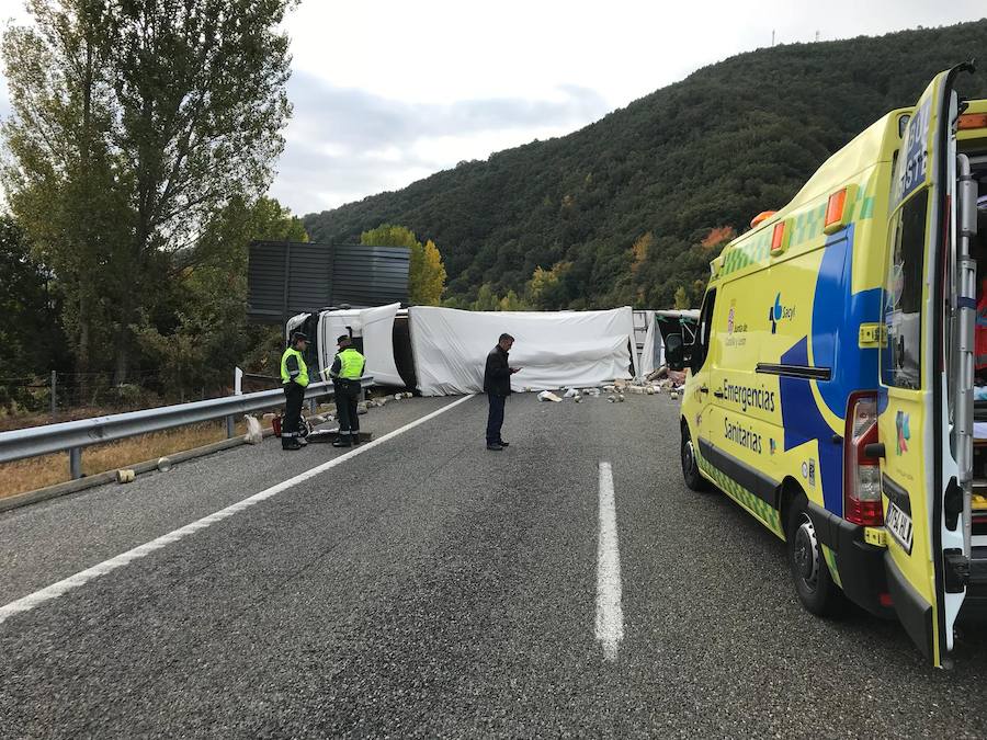 Fotos: Accidente de un camión en la autovía A6 en Trabadelo