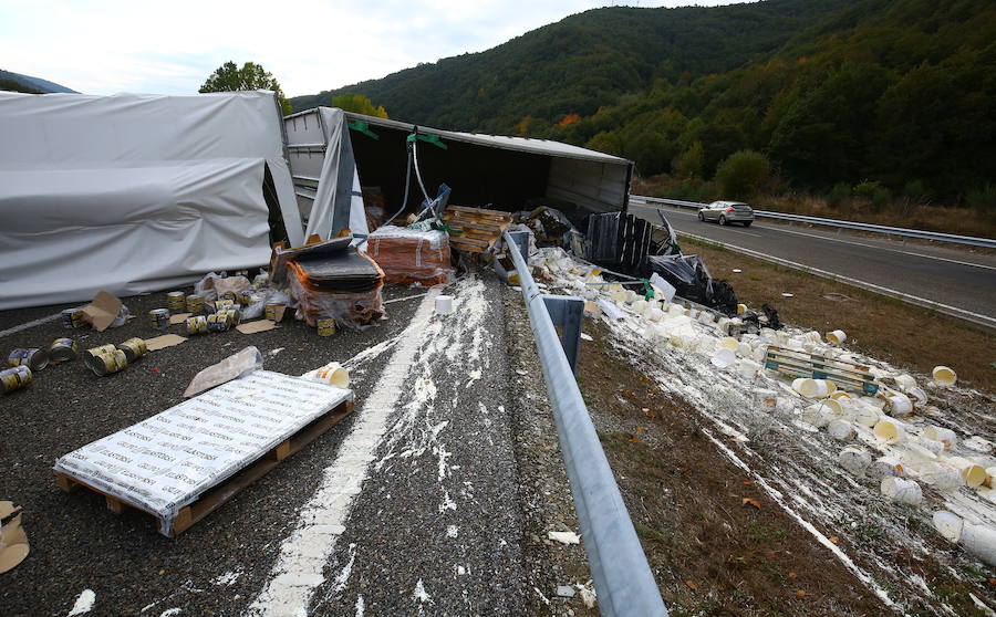 Fotos: Accidente de un camión en la autovía A6 en Trabadelo